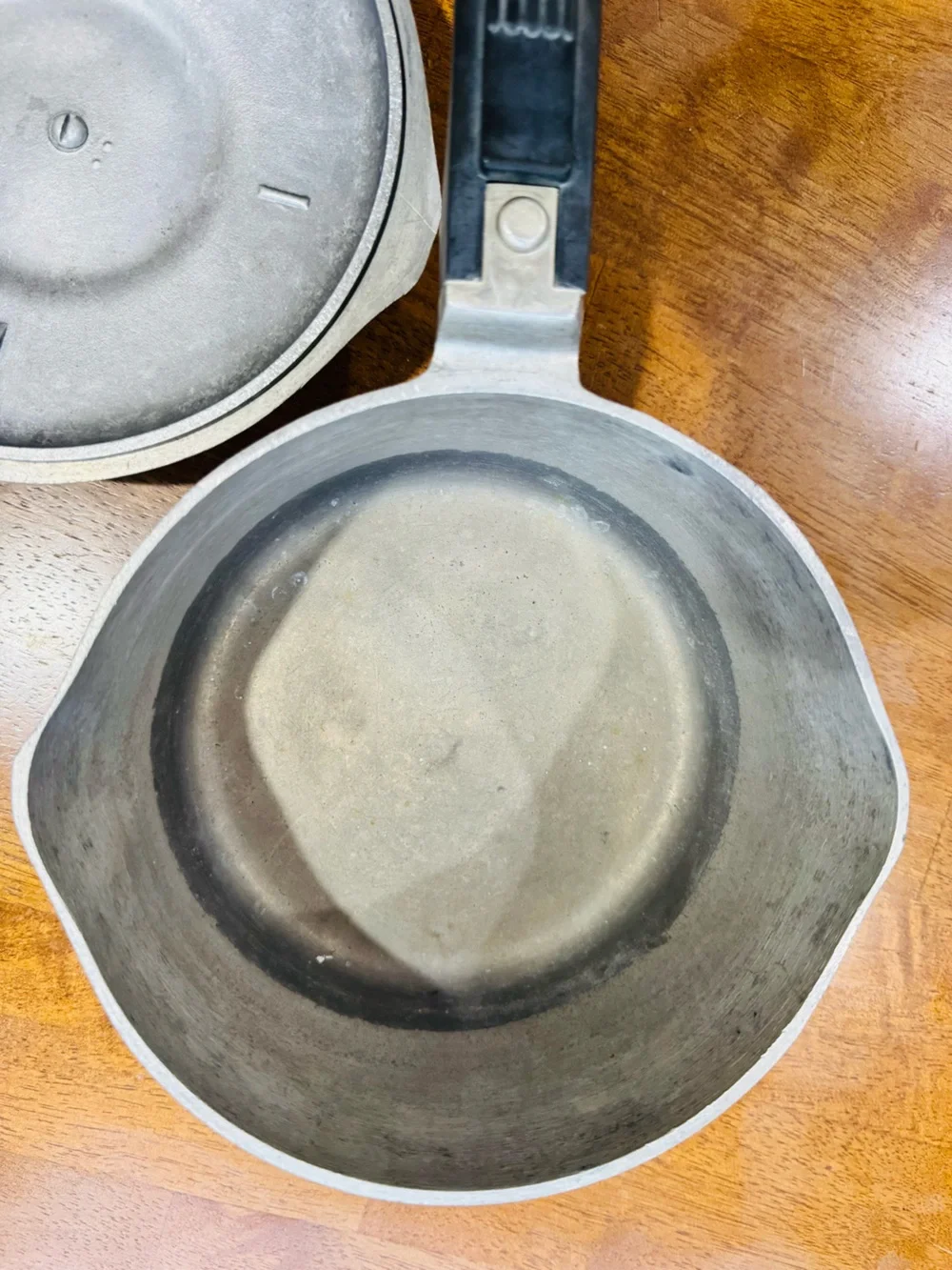Vintage Magnalite GHC 2 Quarts (2 Liters) Dual Spout Cast Aluminum Pot with Lid.